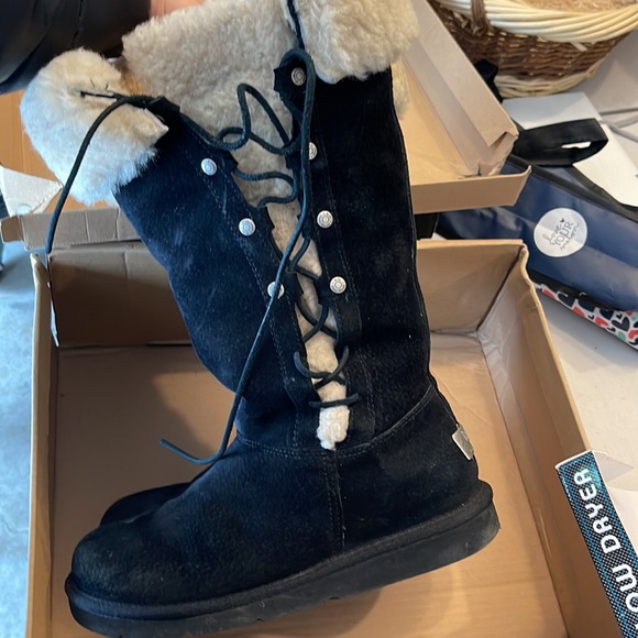 UGGS - Picture 3 of 7